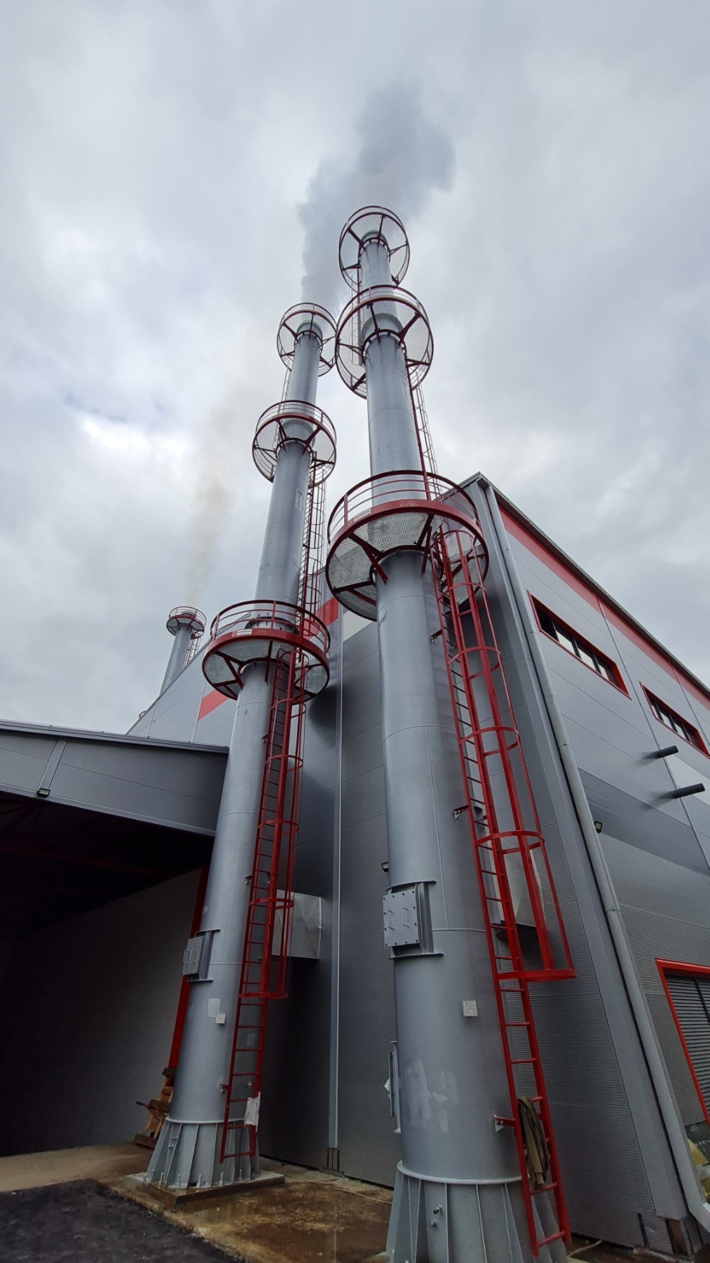 Građevinski i inženjerski radovi za toplanu na biomasu sa 2 rezervna kotla na lako lož ulje (LFO) za Toplanu Priboj